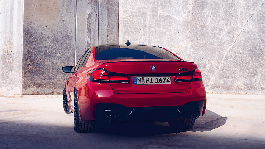 BMW M5 Competition, F90 LCI, atualização, 2020, vermelho Imola BMW Individual, perspetiva traseira