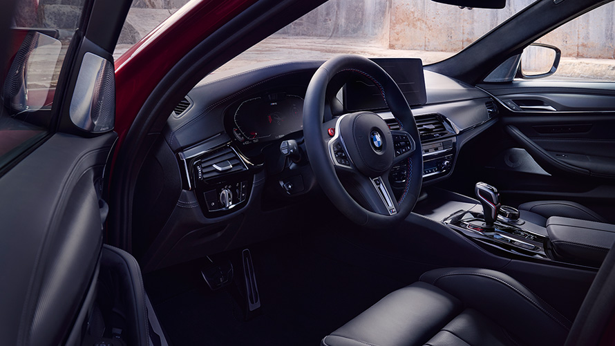 BMW M5 Competition, F90 LCI, atualização, 2020, posto de condução com a porta aberta
