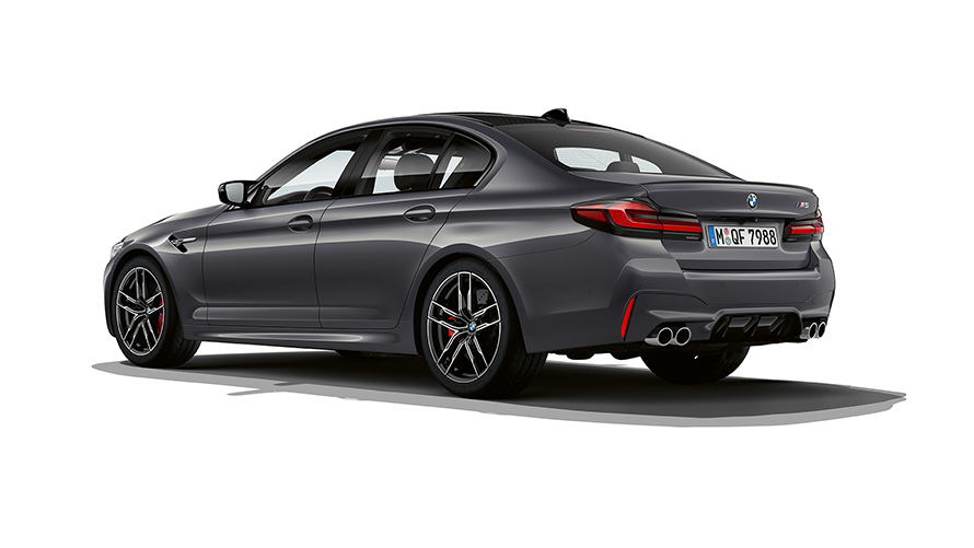 BMW M5, F90 LCI, atualização, 2020, pintura cinza Brands Hatch metalizada, perspetiva traseira a três quartos