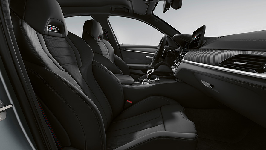 BMW M5, F90 LCI, atualização, 2020, interior com a porta aberta