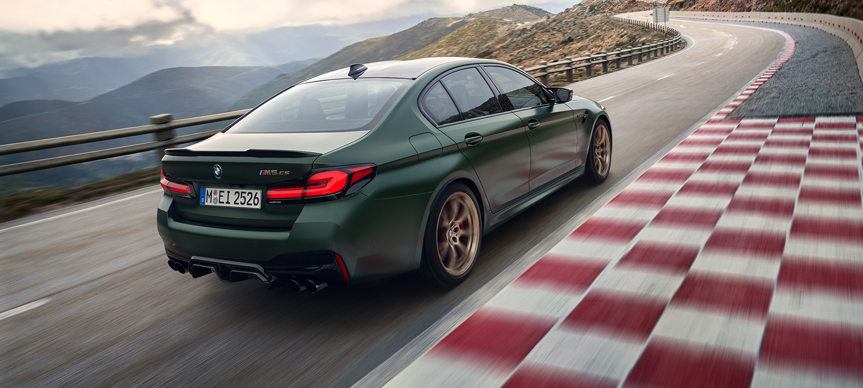 BMW M5 CS, F90, 2021, pintura verde Frozen Deep metalizada, perspetiva traseira a três quartos BMW M5 CS, F90, 2021, pintura verde Frozen Deep metalizada, perspetiva traseira a três quartos