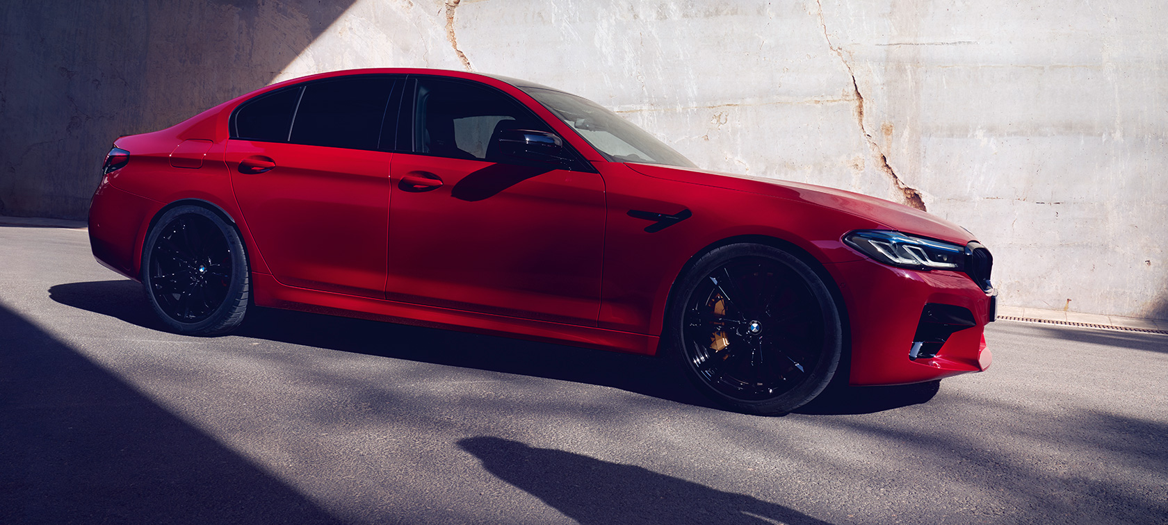 BMW M5 Competition, F90 LCI, atualização, 2020, perspetiva lateral BMW M5 Competition, F90 LCI, atualização, 2020, pintura vermelho Imola BMW Individual, perspetiva lateral