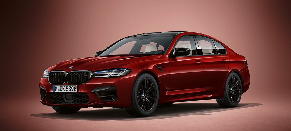 BMW Individual, BMW M5 Berlina, F90, 2020, pintura vermelho Aventurine metalizada BMW Individual, BMW M5 Berlina, F90 LCI, atualização, 2020, cor exterior vermelho Aventurine metalizada, perspetiva frontal a três quartos