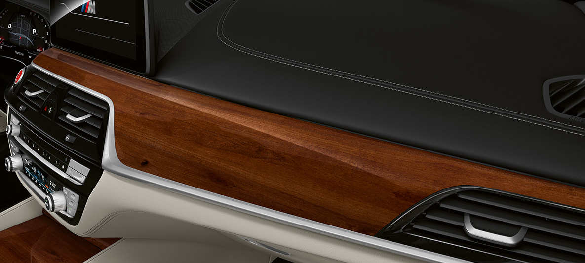 BMW Individual, BMW M5 Berlina, F90, 2020, frisos interiores BMW Individual em madeira nobre de ameixeira em castanho brilhante com linha de realce em cromado com brilho pérola BMW Individual, BMW M5 Berlina, F90 LCI, atualização, 2020, frisos interiores BMW Individual em madeira nobre de ameixeira em castanho brilhante com linha de realce em cromado brilho pérola