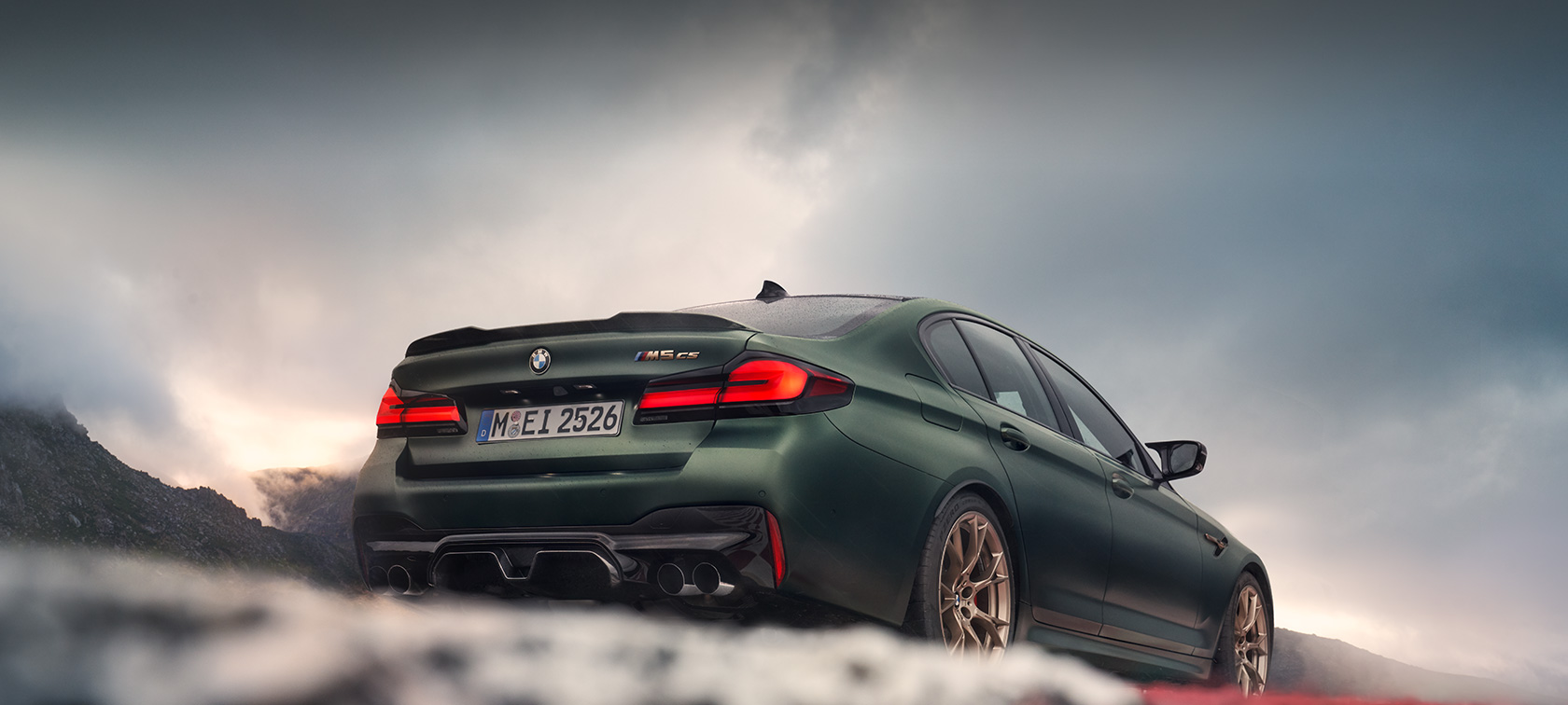 BMW M5 CS, F90, 2021, pintura verde Frozen Deep metalizada, perspetiva traseira a três quartos, ângulo baixo BMW M5 CS, F90, 2021, pintura verde Frozen Deep metalizada, perspetiva traseira a três quartos, ângulo inferior