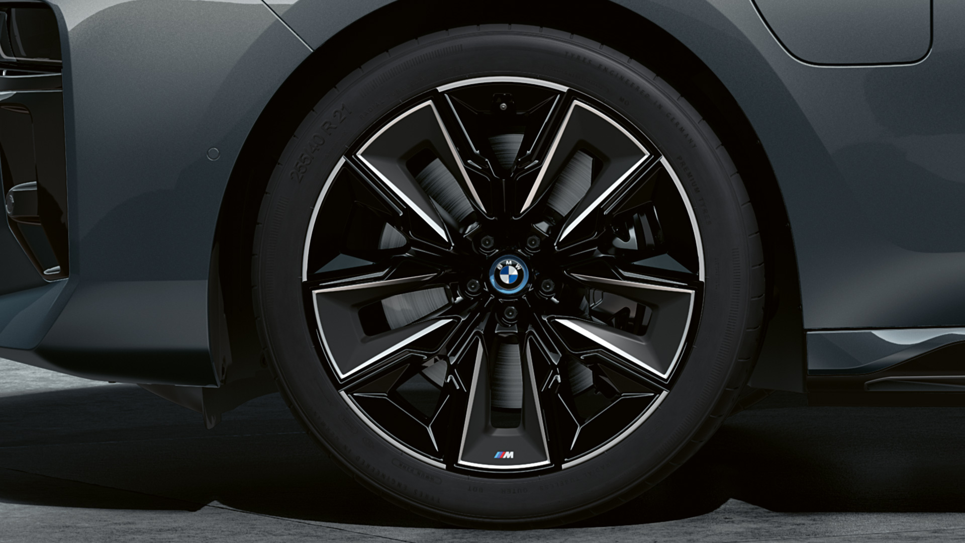 Jantes de liga leve aerodinâmicas BMW 909 M de 21" em preto Jet multicor, BMW M760e xDrive Berlina, G70 Jantes de liga leve aerodinâmicas BMW 909 M de 21" em preto Jet multicor, BMW M760e xDrive Berlina, G70, pack M Performance, pintura preto Sapphire BMW Individual de duas tonalidades metalizada, pintura cinza Dravite BMW Individual metalizada