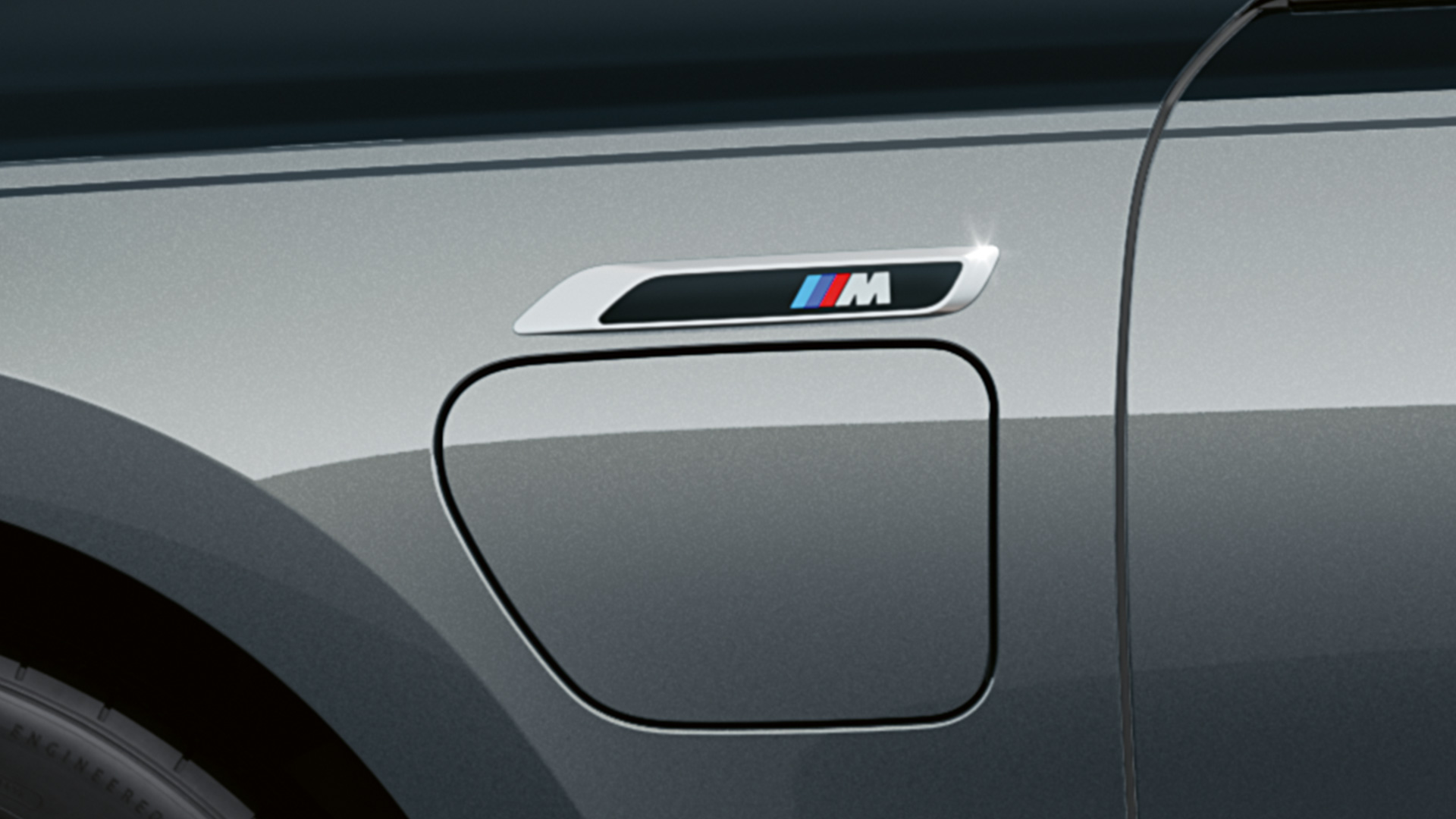 Logótipo M, BMW M760e xDrive Berlina, G70 Logótipo M, BMW M760e xDrive Berlina, G70, pack M Performance, pintura preto Sapphire BMW Individual de duas tonalidades metalizada, pintura cinza Dravite BMW Individual metalizada, grande plano, perspetiva lateral