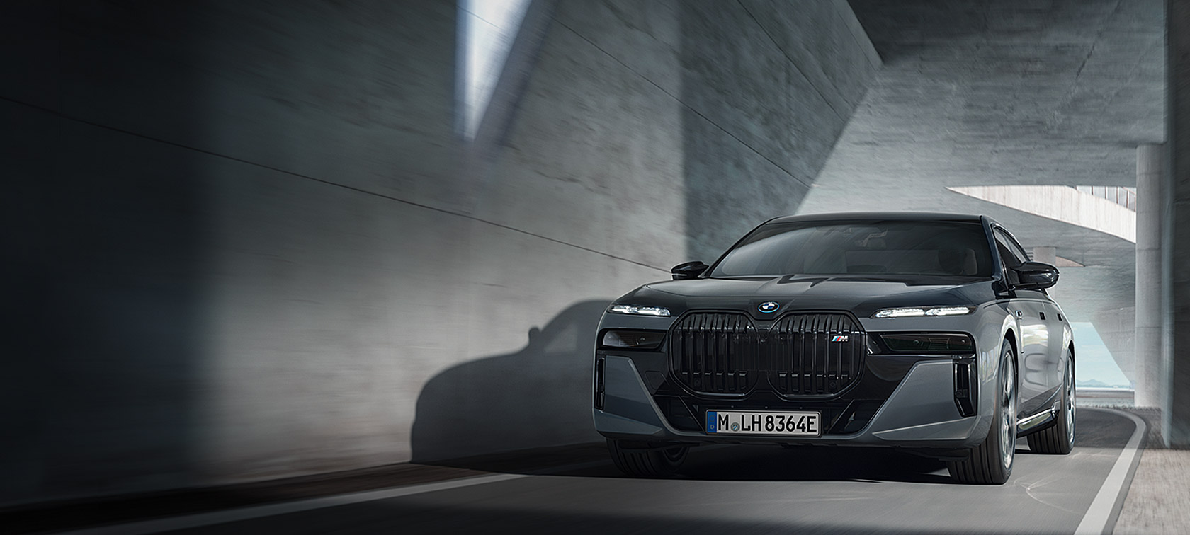 BMW M760e xDrive Berlina, G70, pack M Performance, pintura preto Sapphire BMW Individual de duas tonalidades metalizada, pintura cinza Dravite BMW Individual metalizada, perspetiva dianteira a três quartos, em movimento