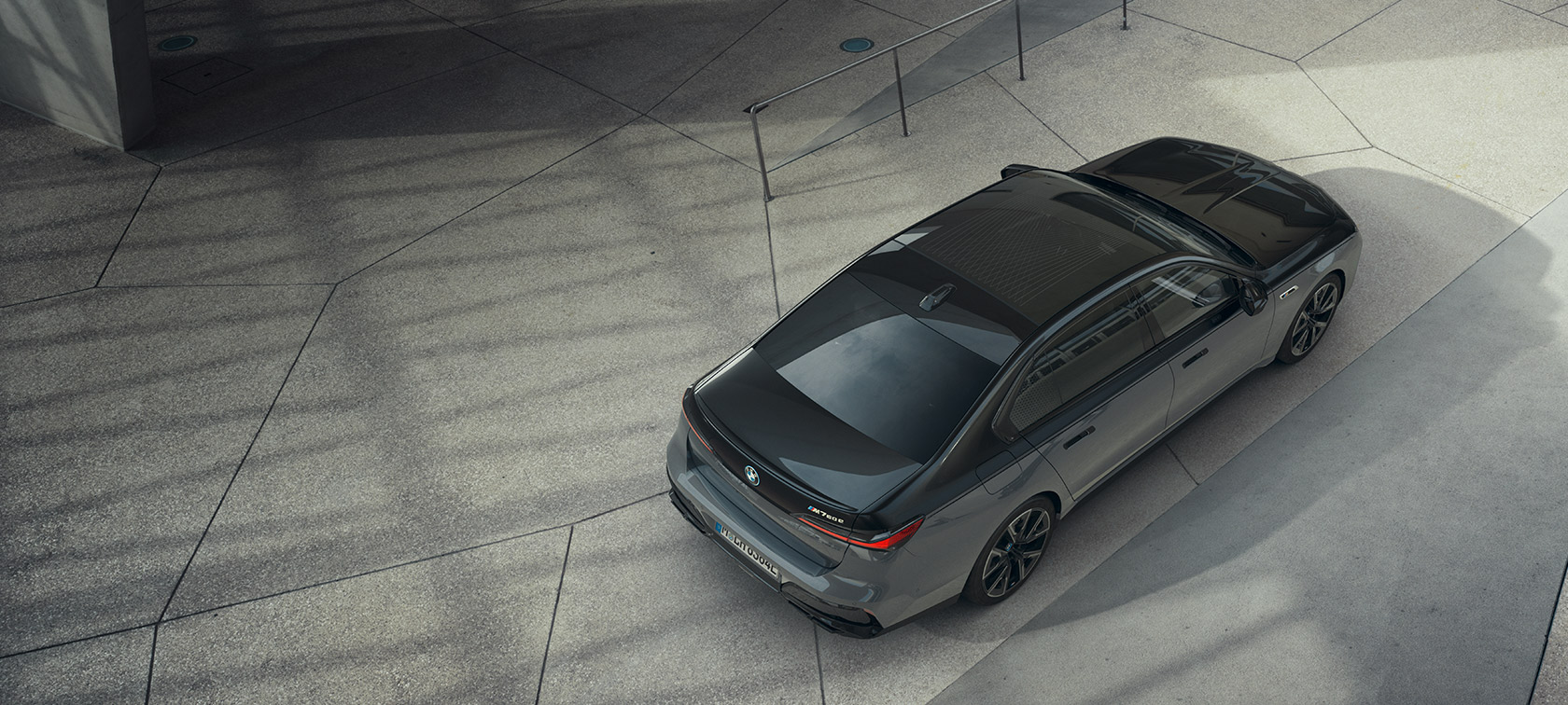 BMW M760e xDrive Berlina, G70, pack M Performance BMW M760e xDrive Berlina, G70, pack M Performance, pintura preto Sapphire BMW Individual de duas tonalidades metalizada, pintura cinza Dravite BMW Individual metalizada, parado a partir da perspetiva aérea