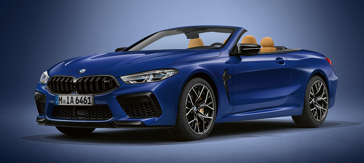 BMW Individual M8 Cabrio na pintura azul Tanzanite BMW Individual metalizada. BMW Individual M8 Cabrio na pintura azul Tanzanite BMW Individual metalizada, perspetiva frontal a três quartos.
