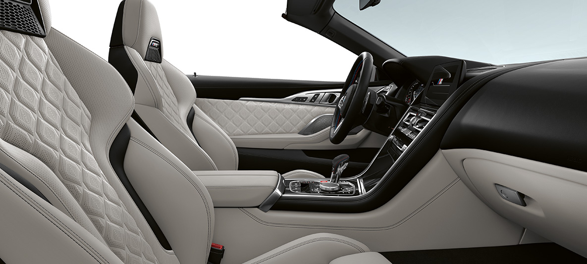 Estofos em pele integral Merino com grão fino | Silverstone e frisos interiores BMW Individual em preto Piano. BMW M8 Competition Cabrio, interior com estofos em pele integral Merino com grão fino | Silverstone e frisos interiores BMW Individual em preto Piano.