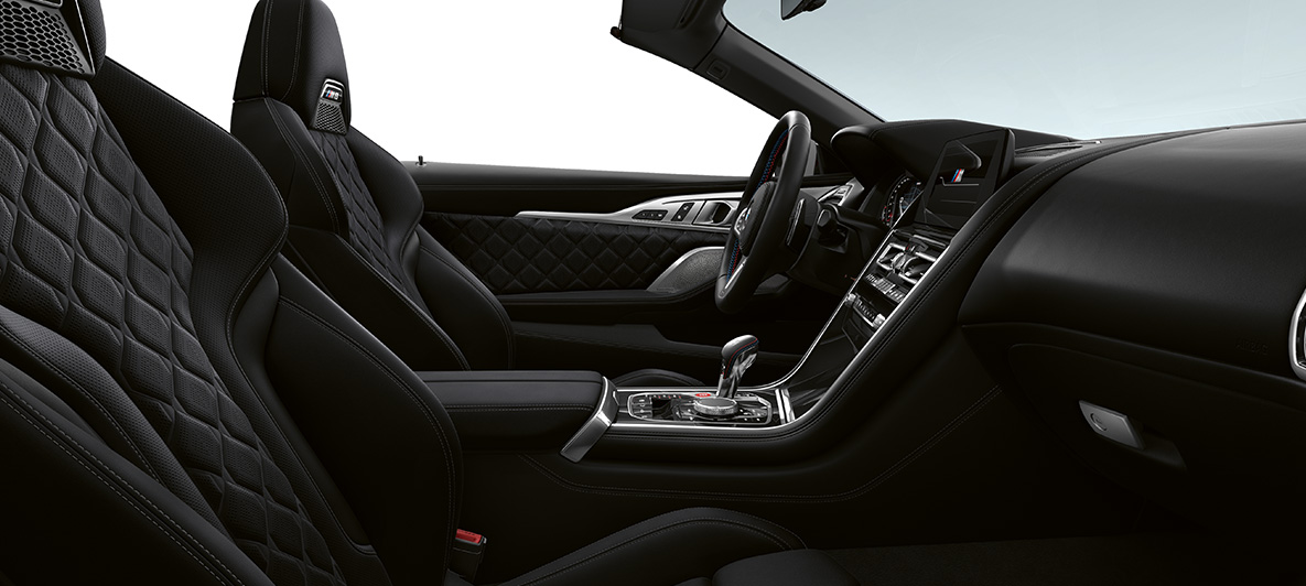 Estofos em pele integral Merino com grão fino | Preto e frisos interiores BMW Individual em preto Piano. BMW M8 Competition Cabrio, interior com estofos em pele integral Merino com grão fino | Preto e frisos interiores BMW Individual em preto Piano.