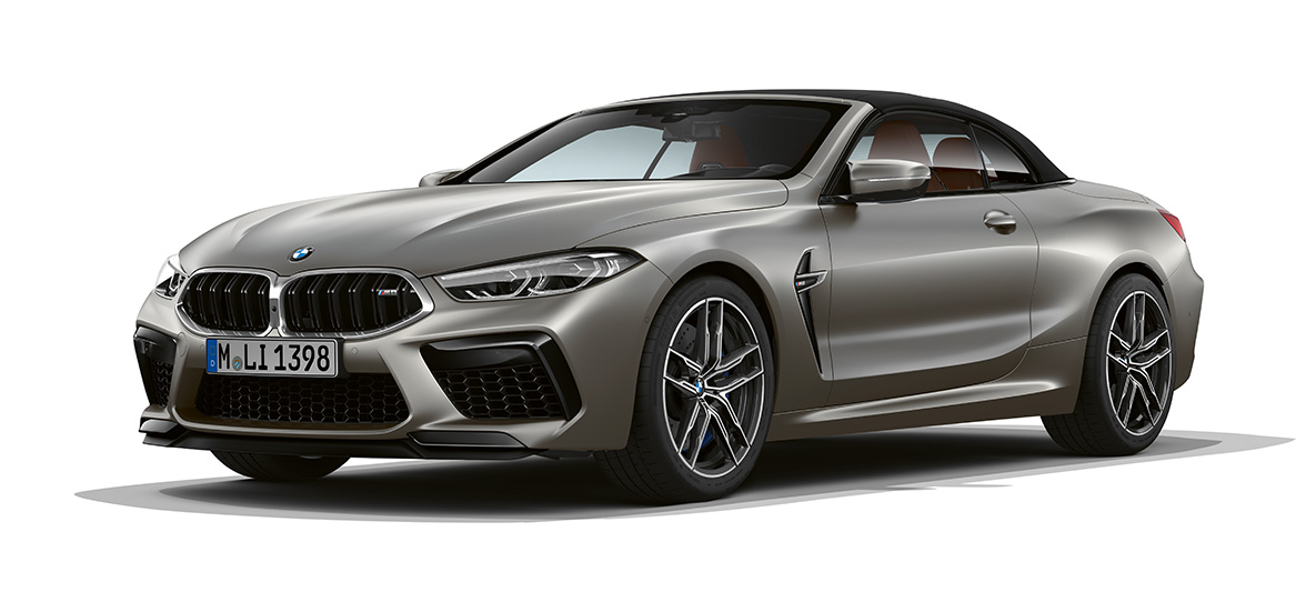 BMW M8 Cabrio, dianteira, perspetiva lateral a três quartos. BMW M8 Cabrio na pintura prata Frozen Dark, dianteira, perspetiva lateral a três quartos.