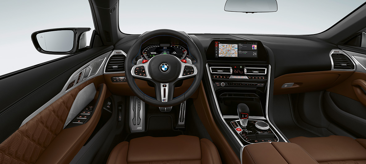 BMW M8 Cabrio, posto de condução. BMW M8 Cabrio, posto de condução com volante M em pele e comandos M1/M2 em vermelho.