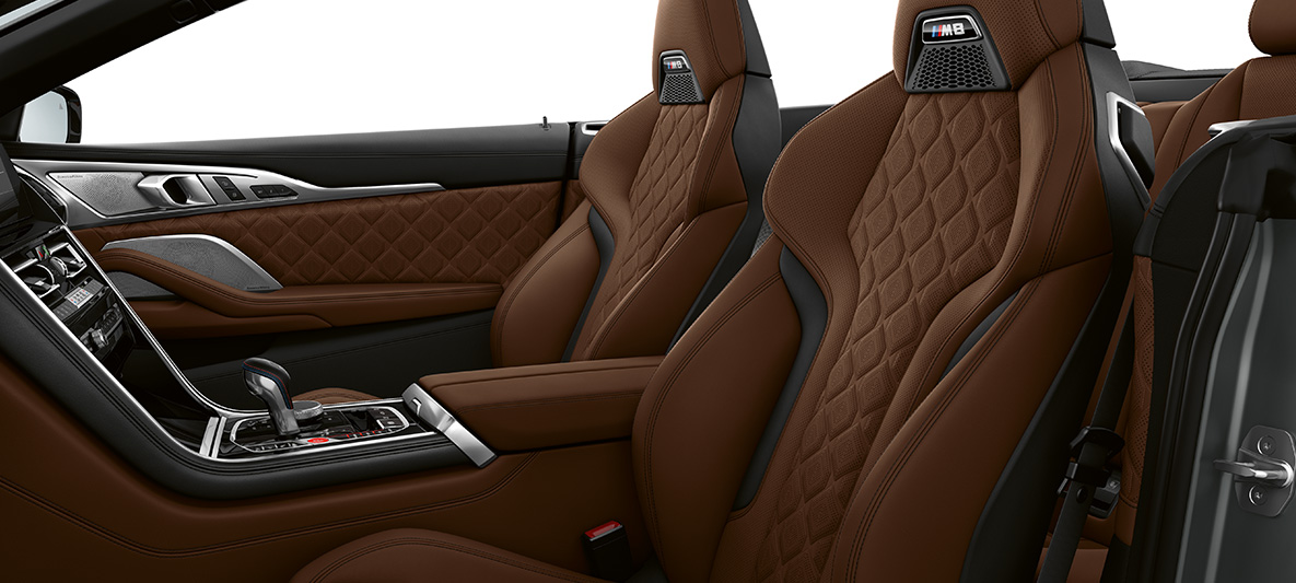 Bancos desportivos M com logótipo M. BMW M8 Cabrio, interior com bancos desportivos M em pele integral 'Merino' de grão fino em castanho Taruma.