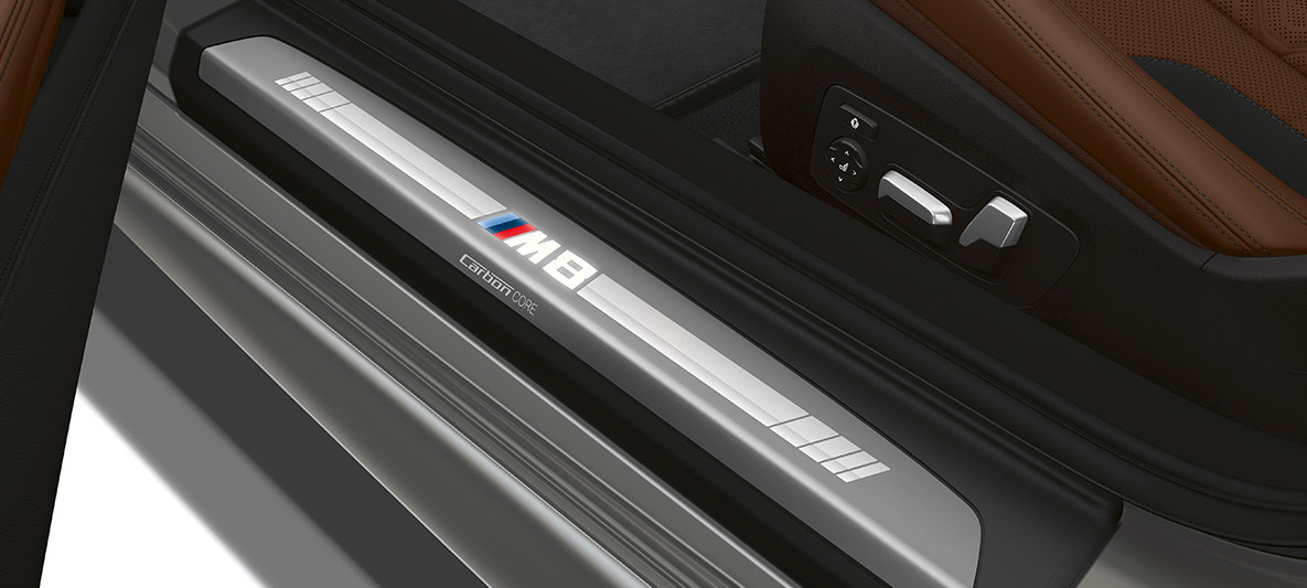 Soleira da porta com designação M8. Soleira da porta do BMW M8 Cabrio com designação M8.