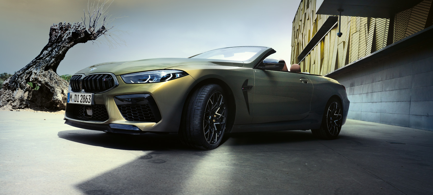 Perspetiva lateral a três quartos, BMW M8 Competition Cabrio, F91, LCI, 2022 BMW M8 Competition Cabrio, F91 LCI, atualização, 2022, pintura Brass BMW Individual metalizada, perspetiva frontal a três quartos, ângulo inferior