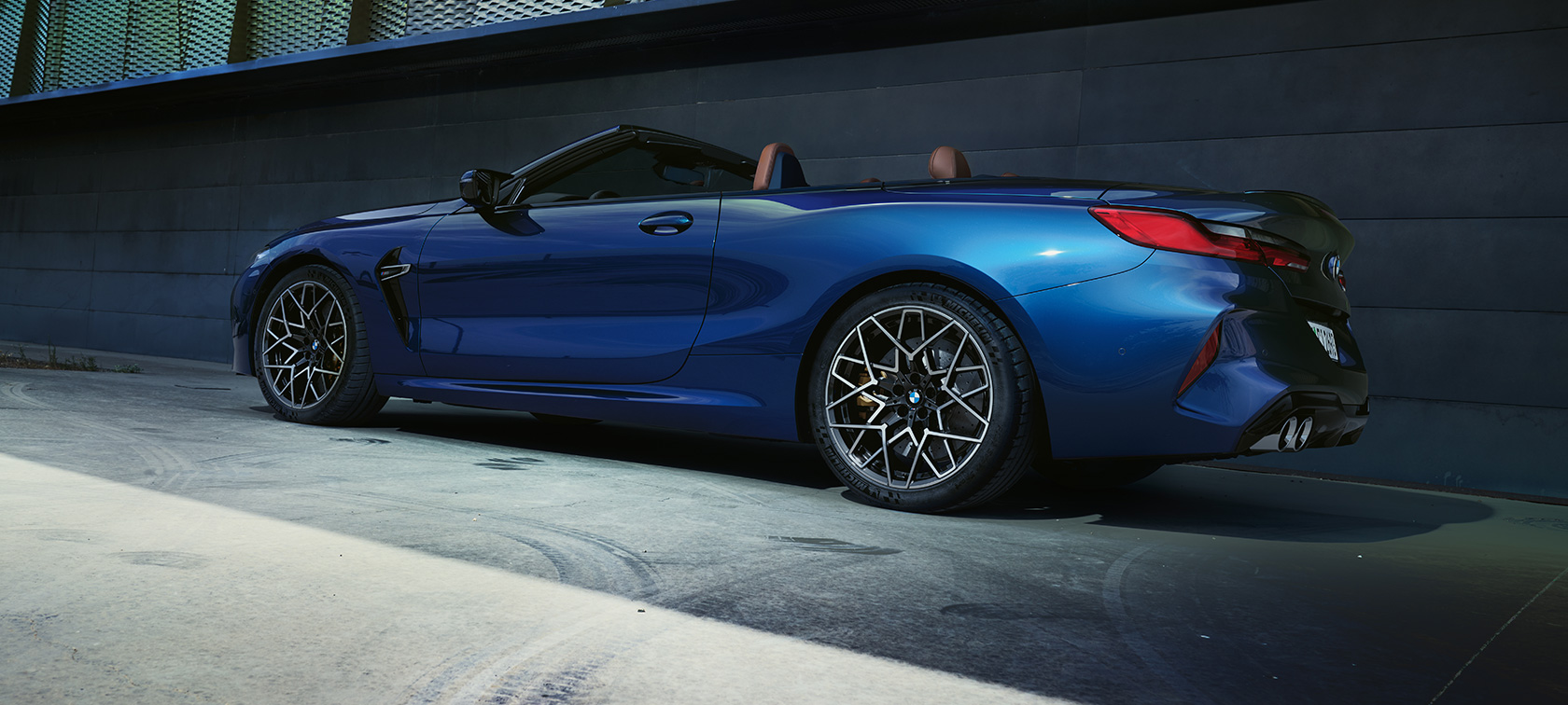 Perspetiva traseira a três quartos, BMW M8 Cabrio, F91, LCI, atualização, 2022 BMW M8 Cabrio, F91, LCI, atualização, 2022, pintura azul Tanzanite BMW Individual metalizada, perspetiva traseira a três quartos