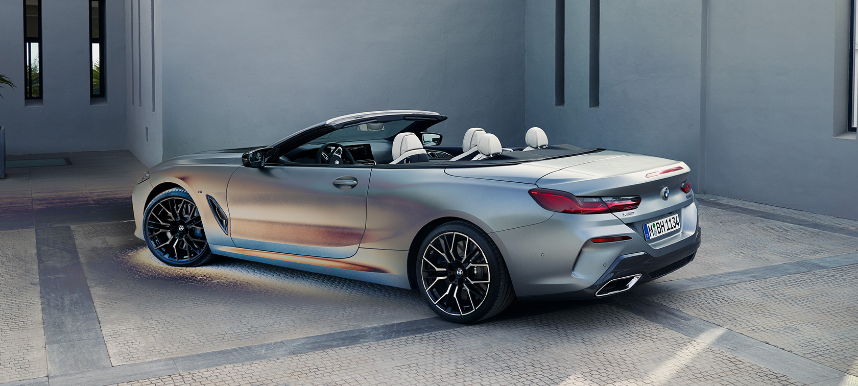 Perspetiva traseira a três quartos, BMW M850i xDrive Cabrio, G14, LCI, atualização, 2022 BMW M850i xDrive Cabrio, G14, LCI, atualização, pintura cinza Frozen Pure BMW Individual metalizada, perspetiva traseira a três quartos, parado