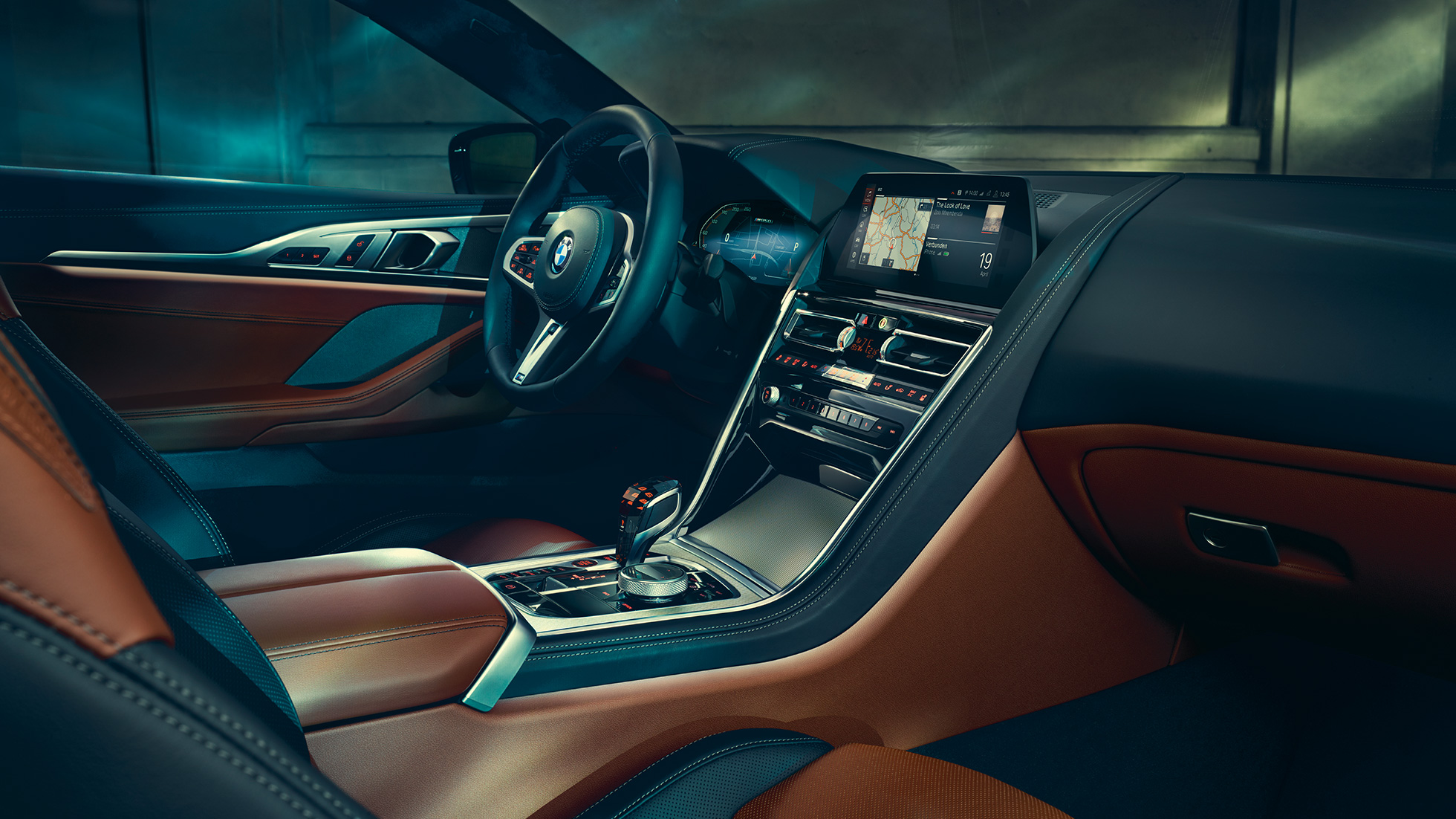 BMW M850i xDrive Coupé, posto de condução. BMW M850i xDrive Coupé, posto de condução com BMW Live Cockpit Professional e volante M em pele.