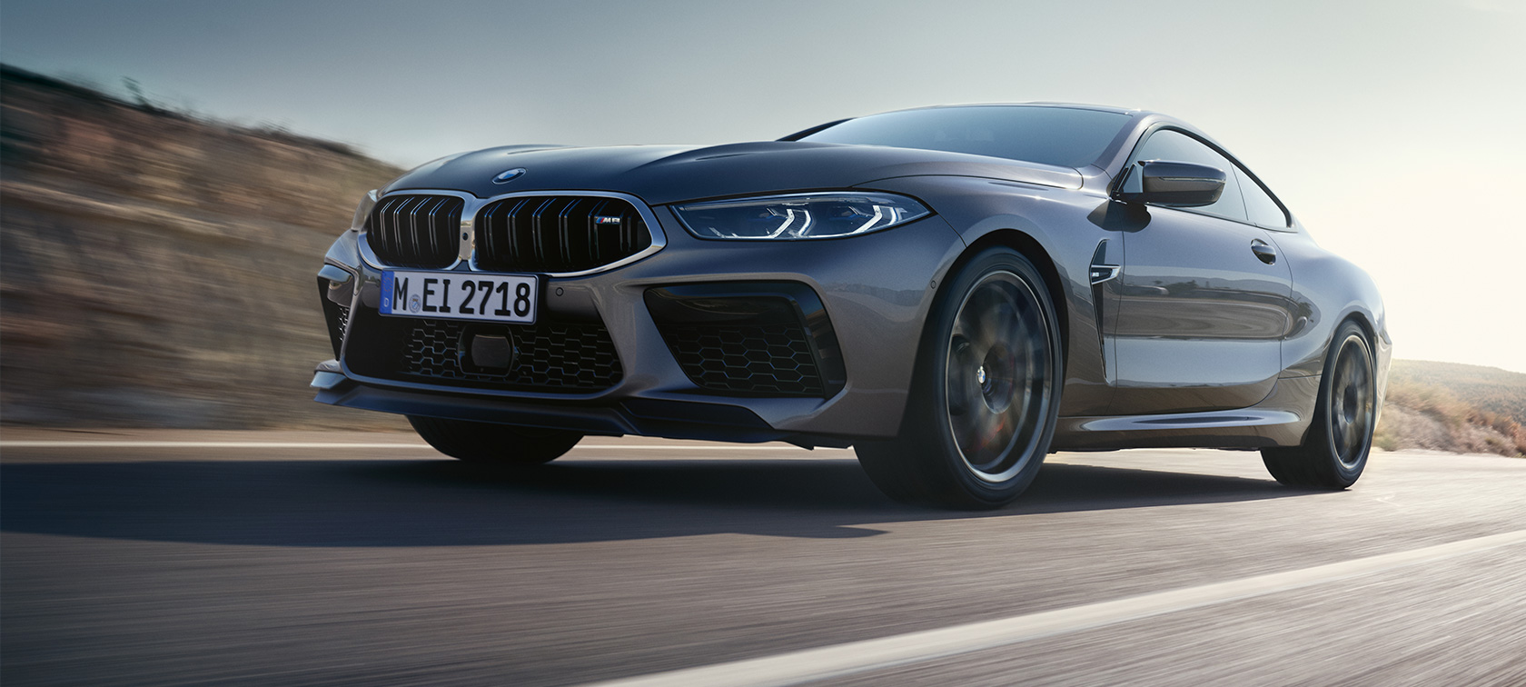 BMW M8 Coupé, F92 LCI, atualização, 2022, perspetiva lateral a três quartos, em movimento BMW M8 Coupé, F92, LCI, atualização, 2022, pintura cinza Skyscraper metalizada, perspetiva lateral a três quartos, ângulo inferior