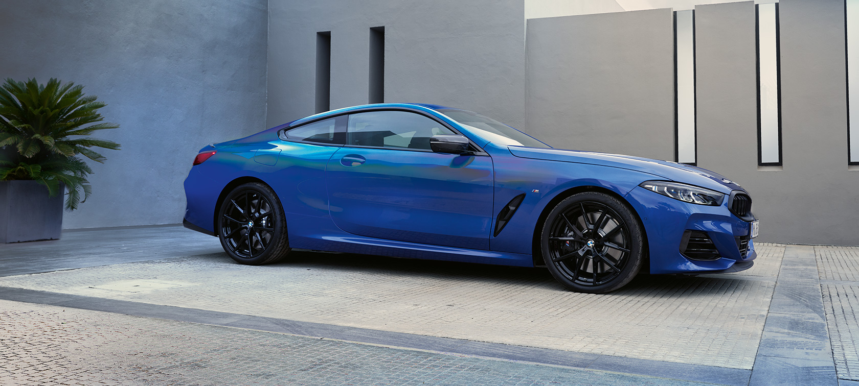 Perspetiva lateral, BMW M850i xDrive Coupé, G15, LCI, atualização, 2022 BMW M850i xDrive Coupé, G15, LCI, atualização, 2022, pintura azul Portimao M metalizada, perspetiva lateral a três quartos, parado em frente a um edifício