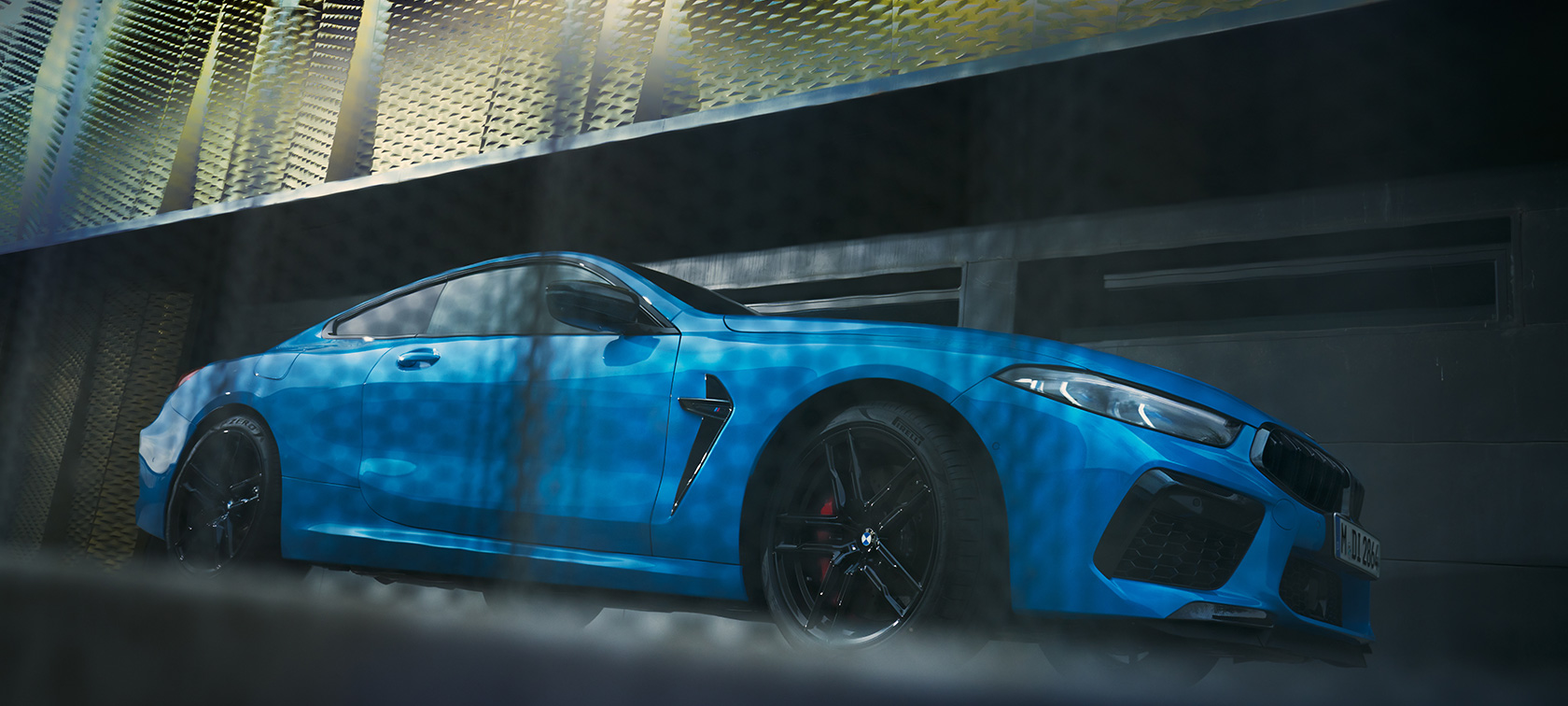 BMW M8 Competition Coupé, F92, LCI, atualização, 2022, perspetiva lateral, parado, ângulo inferior BMW M8 Competition Coupé, F92, LCI, atualização, 2022, pintura azul Daytona Beach sólida, perspetiva lateral, parado em frente a um edifício, ângulo inferior