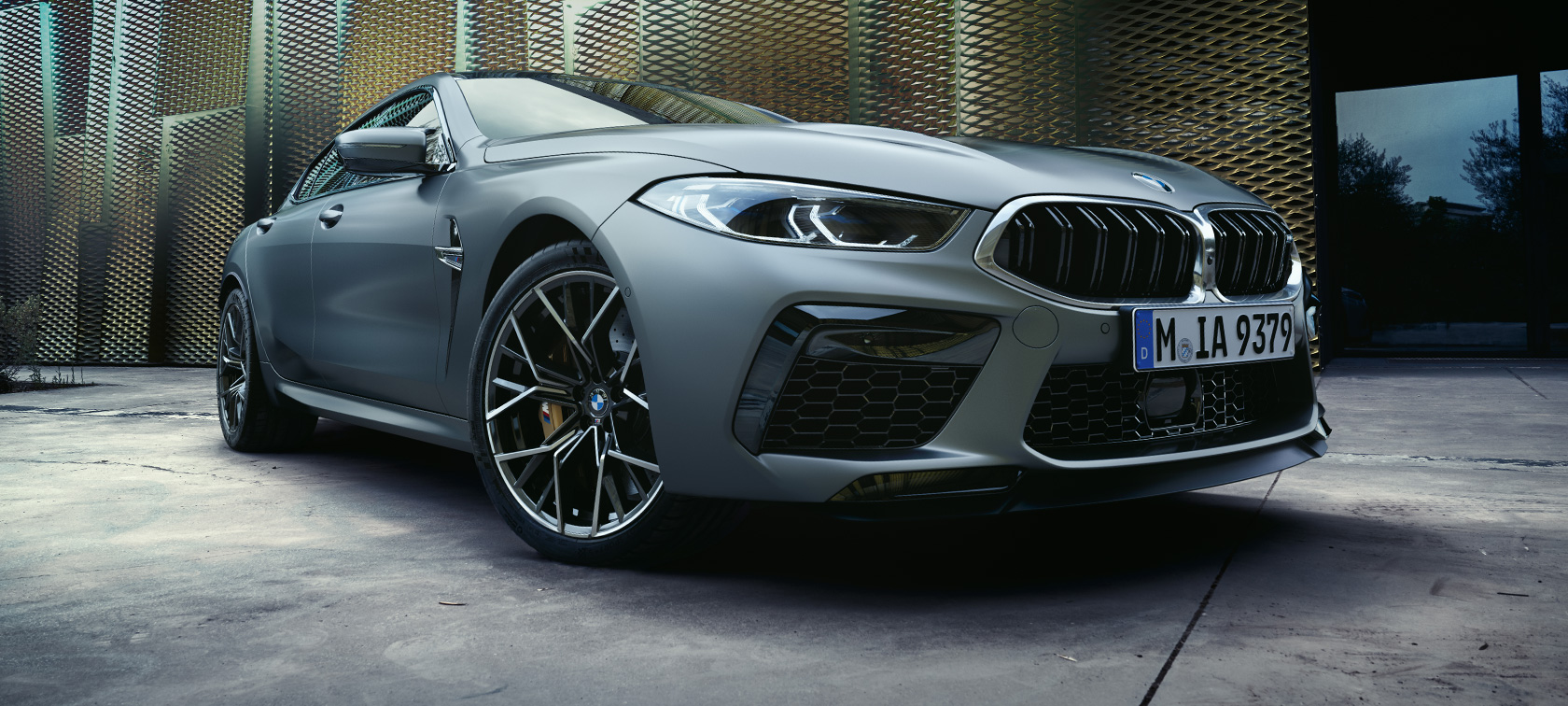 Perspetiva frontal a três quartos, o BMW M8 Gran Coupé, F93, LCI, atualização, 2022 O BMW M8 Gran Coupé, F93, LCI, atualização, 2022, pintura cinza Frozen Pure BMW Individual metalizada, perspetiva frontal a três quartos, ângulo inferior