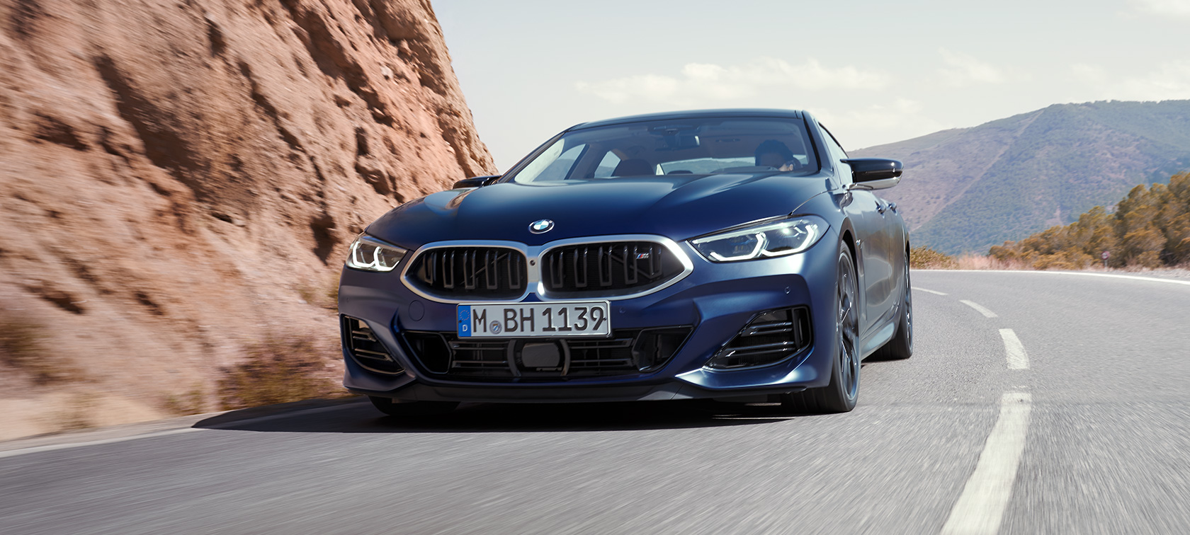 Perspetiva frontal a três quartos, o BMW M850i xDrive Gran Coupé, G16, LCI, atualização, 2022 O BMW M850i xDrive Gran Coupé, G16, LCI, atualização, pintura azul Frozen Tanzanite BMW Individual metalizada, perspetiva frontal a três quartos, em movimento a descrever uma curva