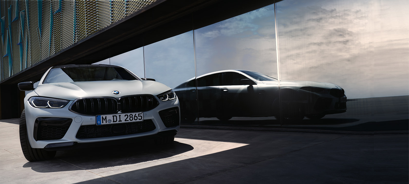 Perspetiva frontal, o BMW M8 Competition Gran Coupé, F93, LCI, atualização, 2022 O BMW M8 Competition Gran Coupé, F93, LCI, atualização, 2022, BMW Individual, pintura branco Frozen Brilliant BMW Individual metalizada, perspetiva frontal com o reflexo da silhueta no vidro dianteiro