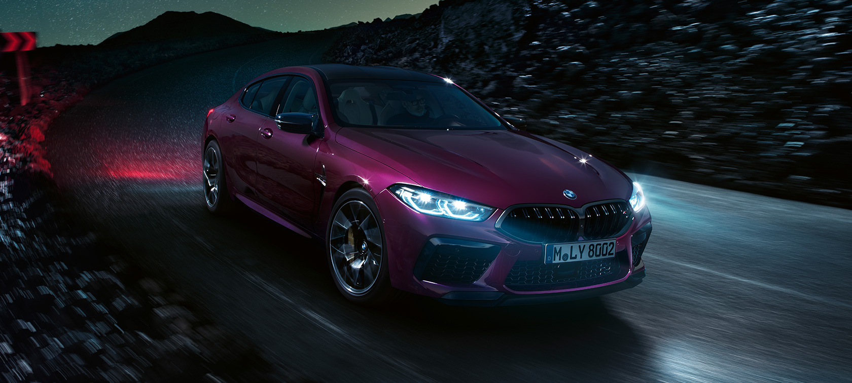 BMW M8 Competition Gran Coupé, perspetiva frontal a três quartos BMW M8 Competition Gran Coupé, F93, 2020, pintura Ametrine BMW Individual metalizada, em movimento à noite, perspetiva frontal a três quartos