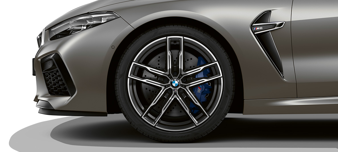 Jantes de liga leve M, BMW M8 Gran Coupé Jantes de liga leve M, BMW M8 Gran Coupé, F93, 2020, pintura prata Frozen Dark BMW Individual, perspetiva lateral