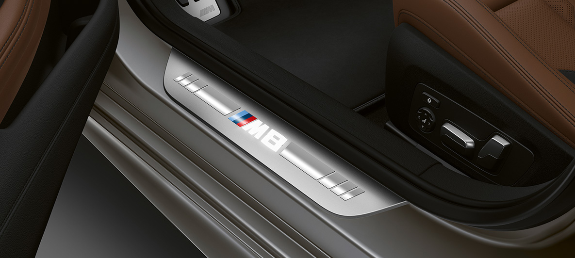 Soleira da porta, BMW M8 Gran Coupé Soleira da porta com designação "M8", BMW M8 Gran Coupé, F93, 2020, interior