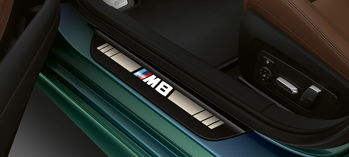 Soleira da porta, BMW M8 Gran Coupé First Edition Soleira da porta com designação "M8", BMW M8 Gran Coupé First Edition, F93, 2020, pintura verde Aurora Diamond BMW Individual metalizada, interior