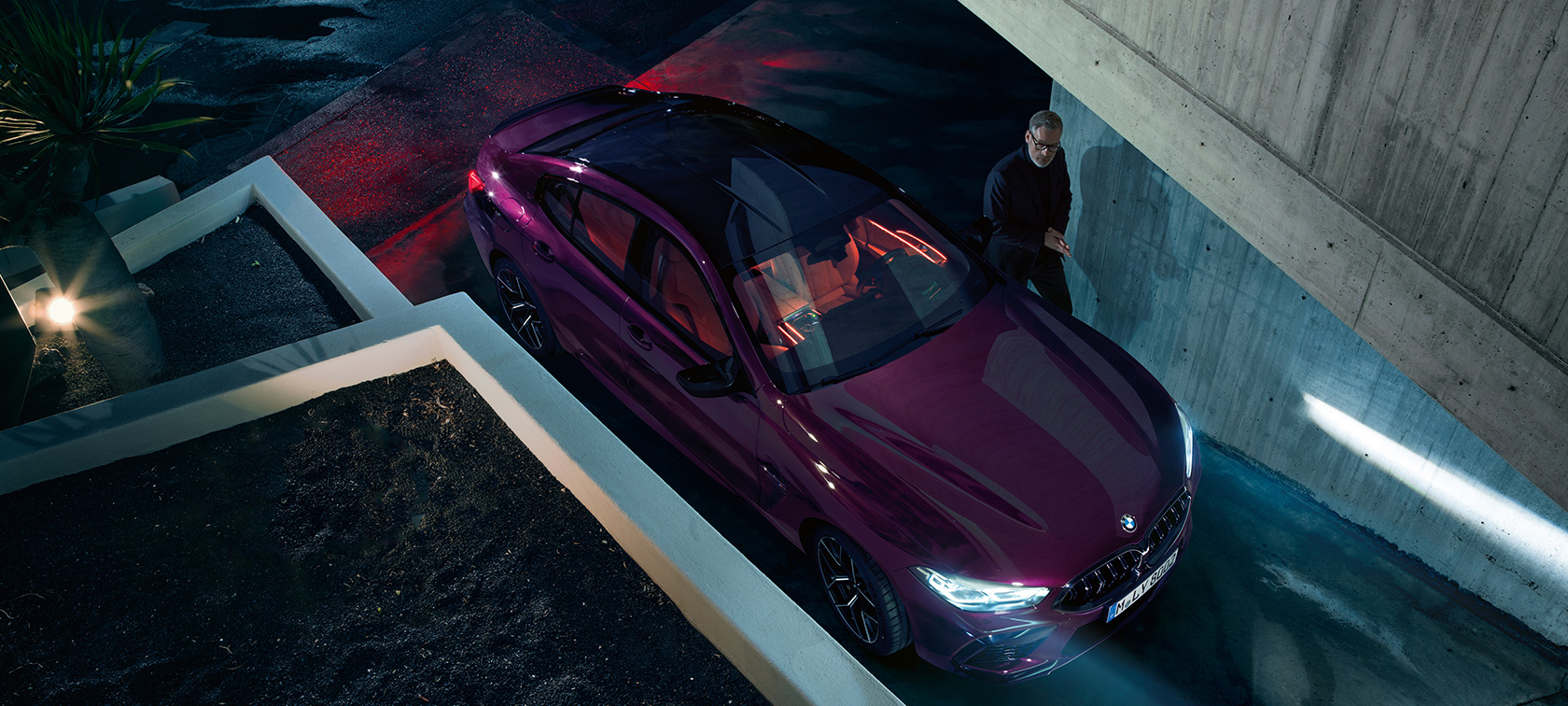 BMW M8 Competition Gran Coupé, perspetiva de topo BMW M8 Competition Gran Coupé, F93, 2020, pintura Ametrine BMW Individual metalizada, perspetiva a três quartos, parado em frente a um edifício, perspetiva área