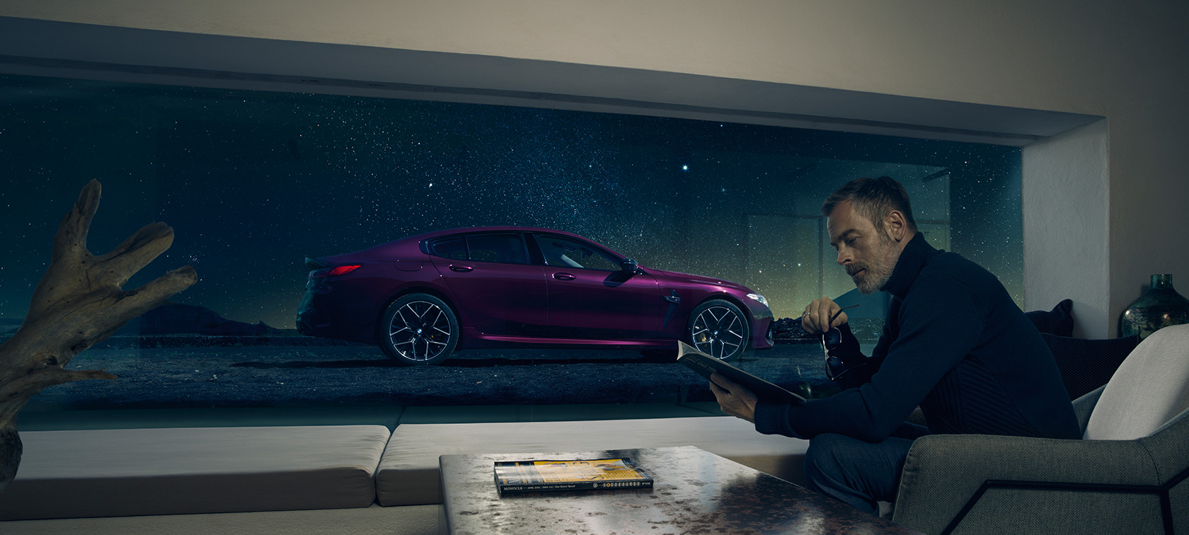 BMW M8 Competition Gran Coupé, perspetiva lateral através de um vidro BMW M8 Competition Gran Coupé, F93, 2020, pintura Ametrine BMW Individual metalizada, perspetiva lateral através de um vidro