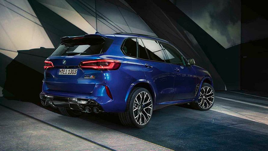 BMW X5 M, F95, perspetiva traseira a três quartos, parado Modelos BMW M, BMW X5 M, F95, perspetiva traseira a três quartos, parado