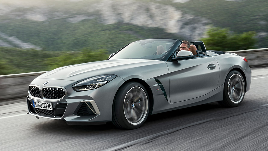 BMW Z4 M, G29, perspetiva lateral a três quartos, em movimento na rua Modelos BMW M, BMW Z4 M, G29, perspetiva lateral a três quartos, em movimento na rua