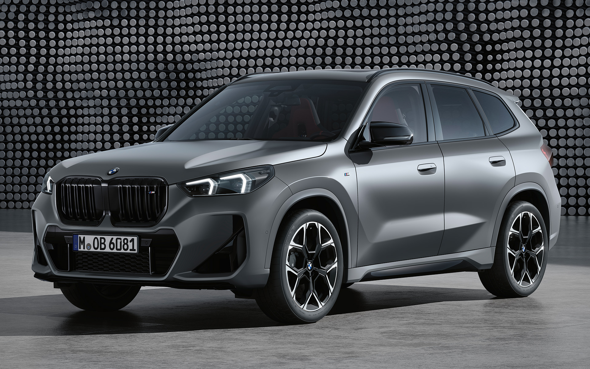 BMW X1 M35i xDrive BMW X1 M35i xDrive, perspetiva dianteira a três quartos