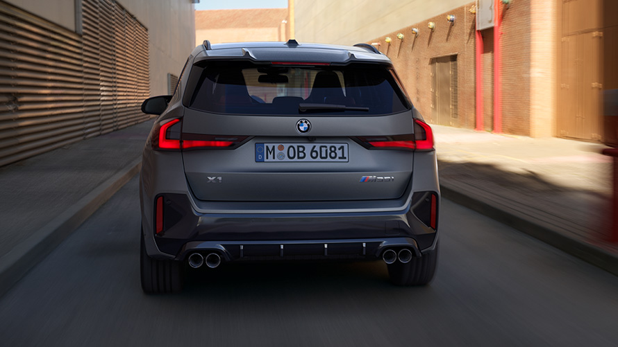 BMW X1 M35i xDrive BMW X1 M35i xDrive, perspetiva traseira, em movimento