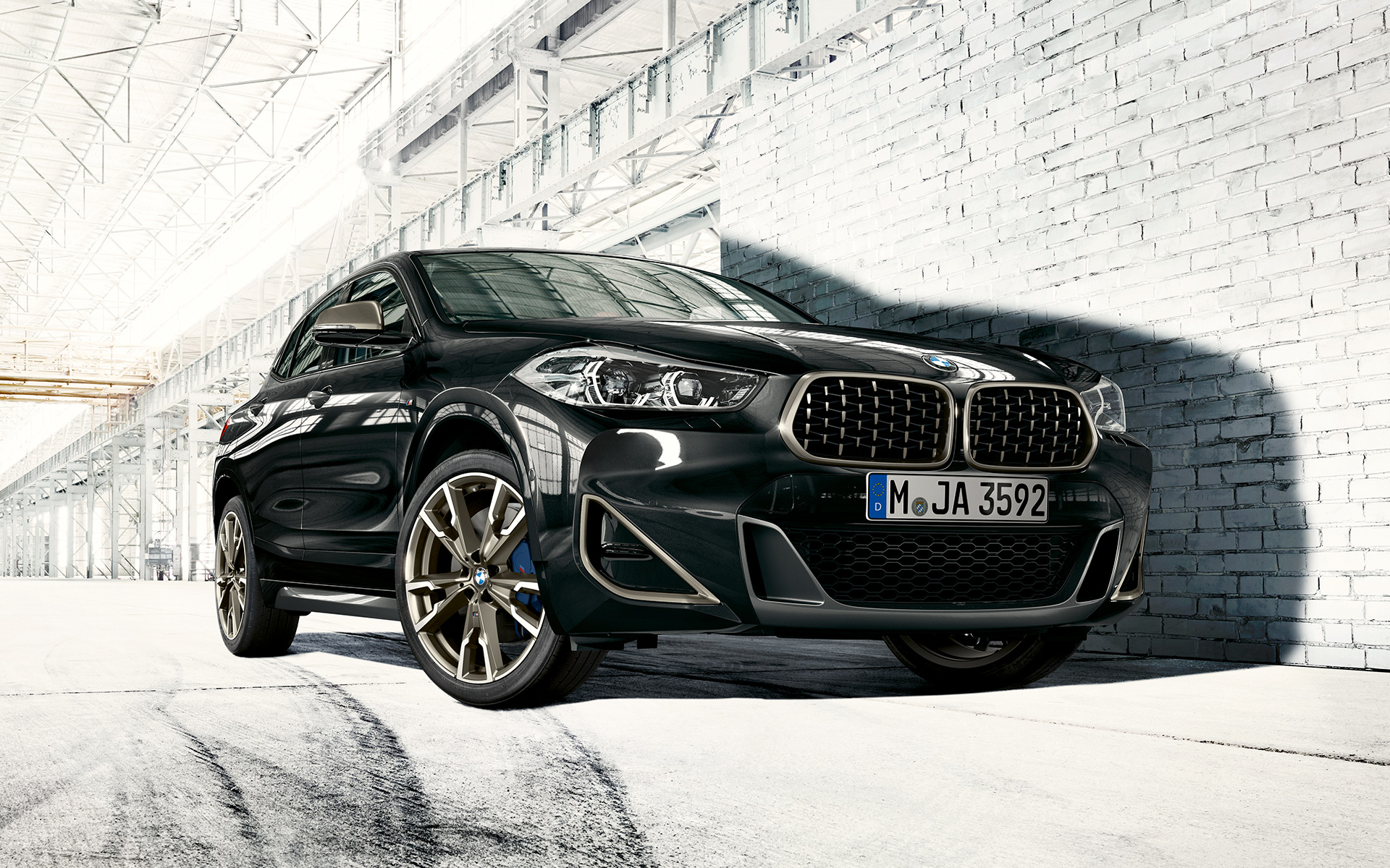 Grelha dupla em forma de rim, BMW X2 M35i (F39), pintura preto Sapphire metalizada, perspetiva frontal a três quartos, parado