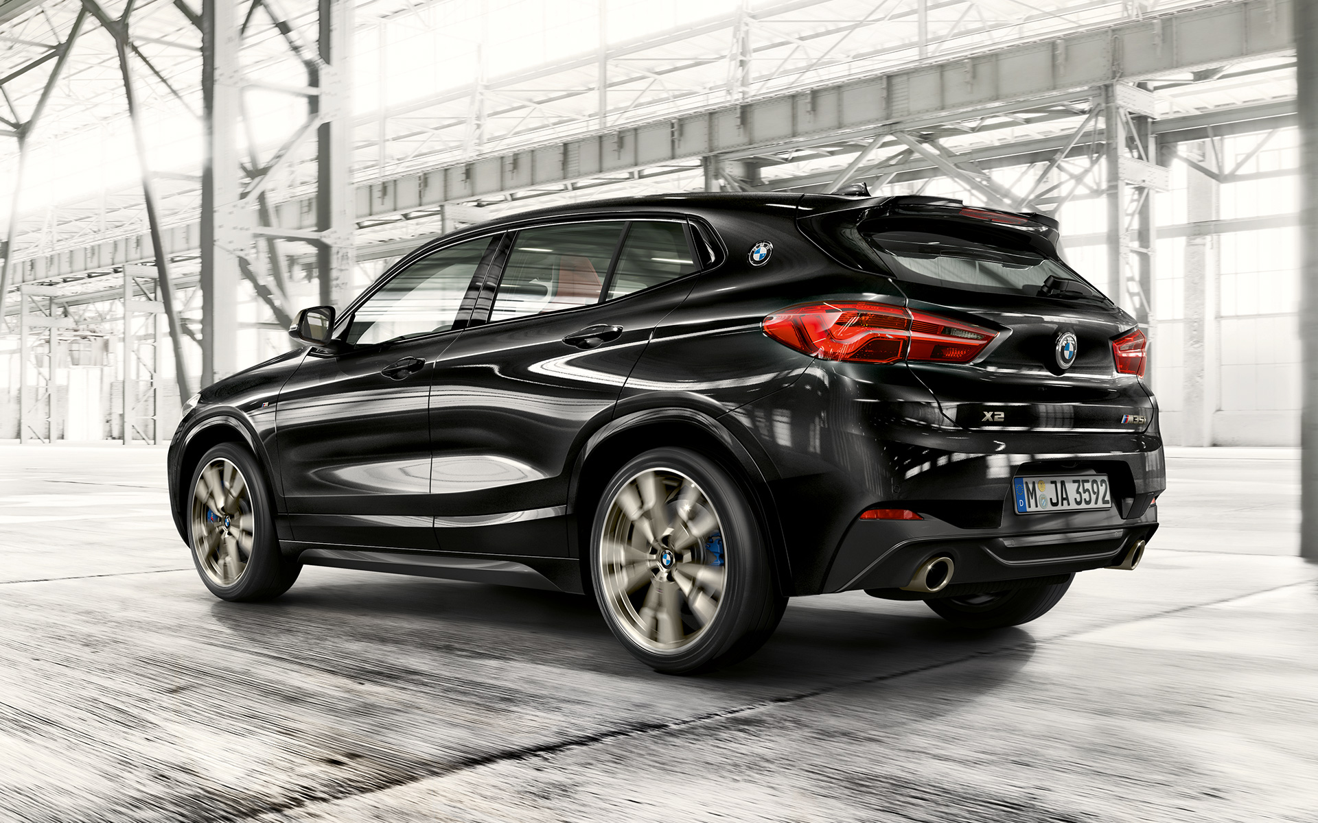 Spoiler traseiro M, BMW X2 M35i (F39), pintura preto Sapphire metalizada, perspetiva frontal a três quartos