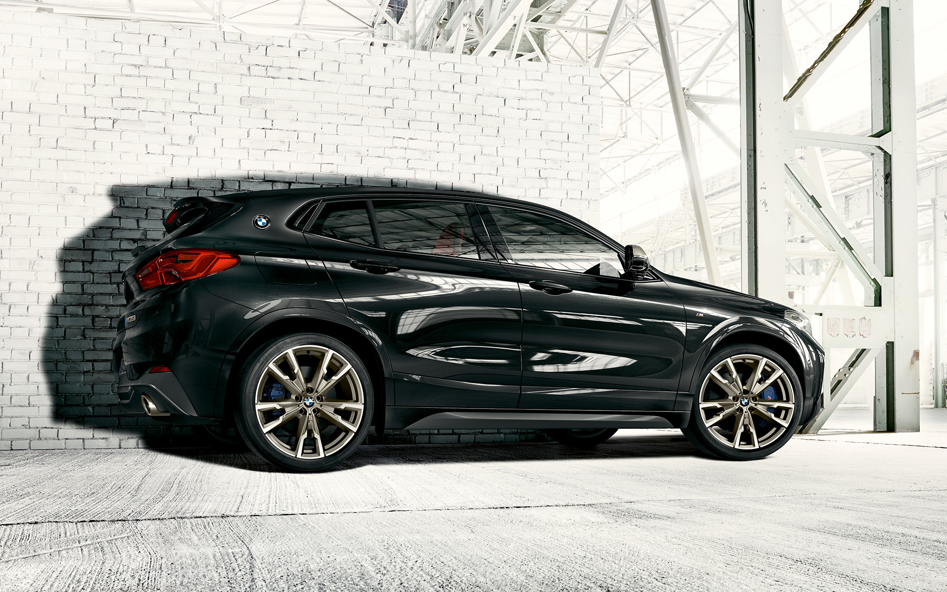 Jantes de liga leve BMW M, BMW X2 M35i (F39), pintura preto Sapphire metalizada, perspetiva lateral, parado