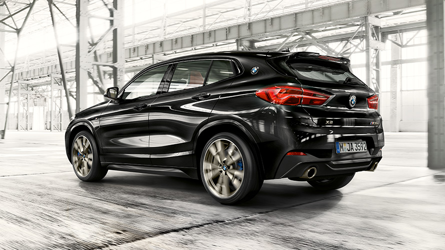 BMW X2 xDrive (F39), pintura preto Sapphire metalizada, perspetiva traseira a três quartos, em movimento BMW X2 xDrive (F39), pintura preto Sapphire metalizada, perspetiva traseira a três quartos, em movimento