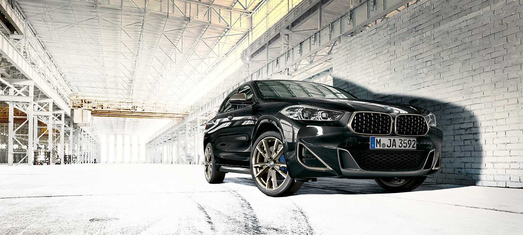 Perspetiva de ângulo inferior do BMW X2 M35i (F39), pintura preto Sapphire metalizada