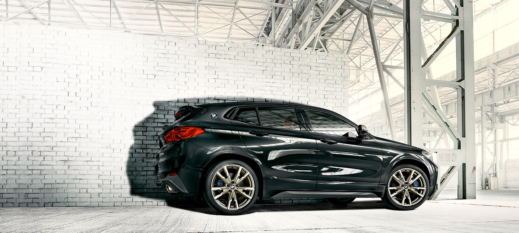 Perspetiva lateral do BMW X2 M35i (F39) Perspetiva lateral, BMW X2 M35i (F39), pintura preto Sapphire metalizada