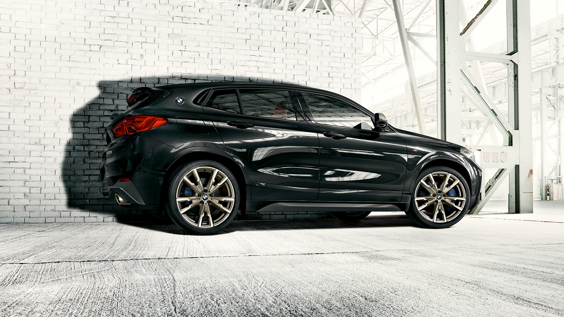 Exterior do BMW X2 M35i Exterior, BMW X2 M35i, preto Sapphire metalizado, F39, perspetiva lateral