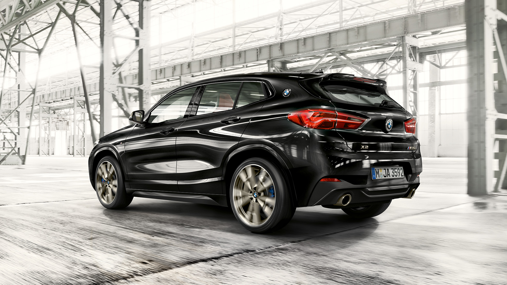 Spoiler traseiro M do BMW X2 M35i Spoiler traseiro M, BMW X2 M35i, preto Sapphire metalizado, F39, perspetiva frontal a três quartos