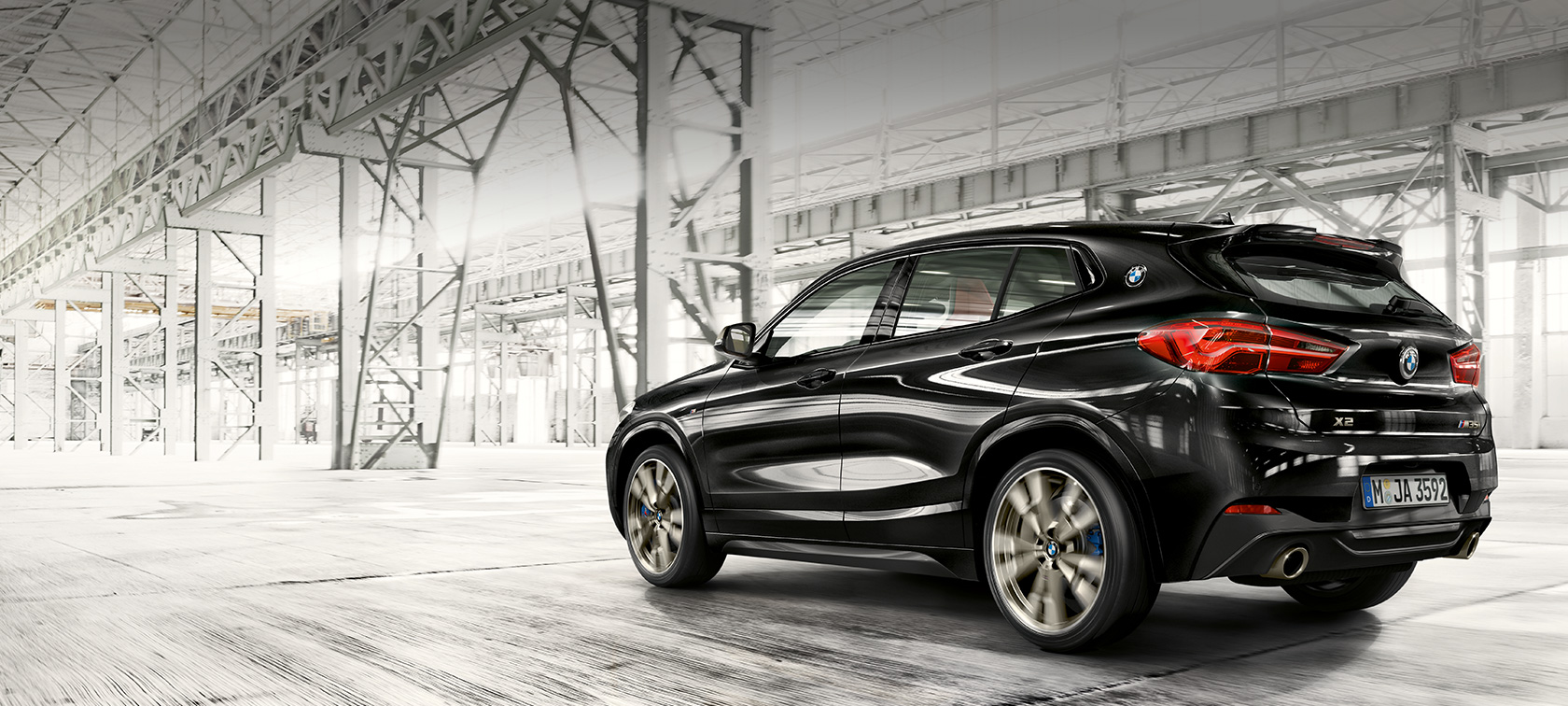 Perspetiva traseira a três quartos do BMW X2 M35i BMW X2 M35i, preto Sapphire metalizado, F39, perspetiva traseira a três quartos