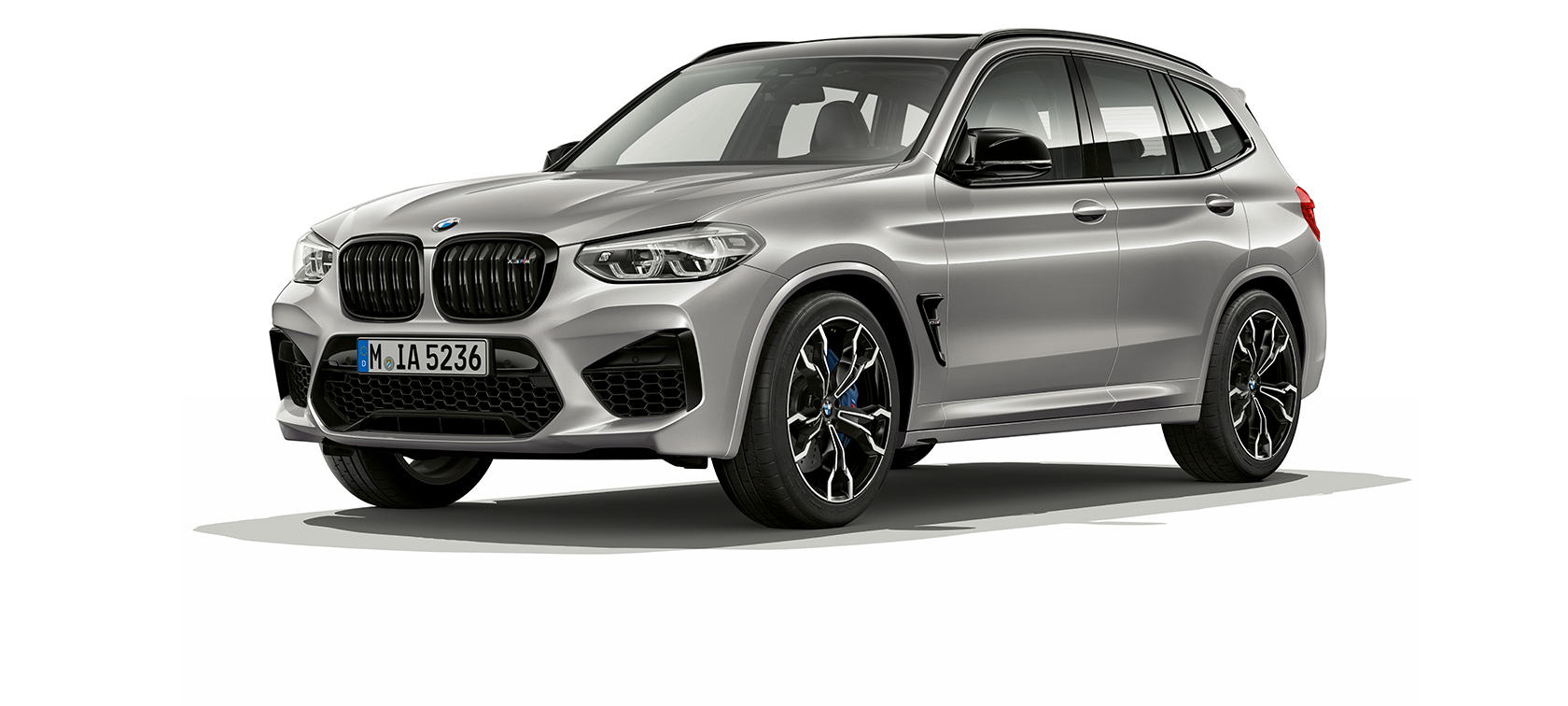 BMW X3 M Competition, perspetiva frontal a três quartos. BMW X3 M Competition na pintura cinza Donington metalizada, exterior, perspetiva frontal a três quartos.
